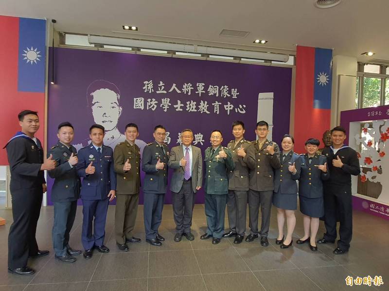 清大傑出校友孫立人銅像雕塑今揭牌、且與國防部成立將星班教育中心。（記者洪美秀攝）