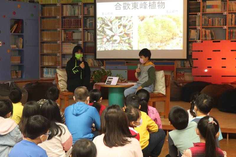 興華國小6年級學童用ipad簡報，分享台灣山林之美。（圖由興華國小提供）