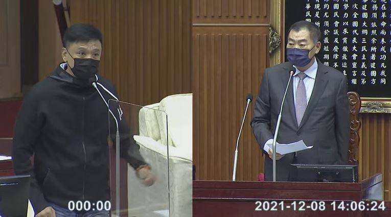 台北市議員洪健益（左）、北市議長陳錦祥（右）。（取自台北市議會影片）