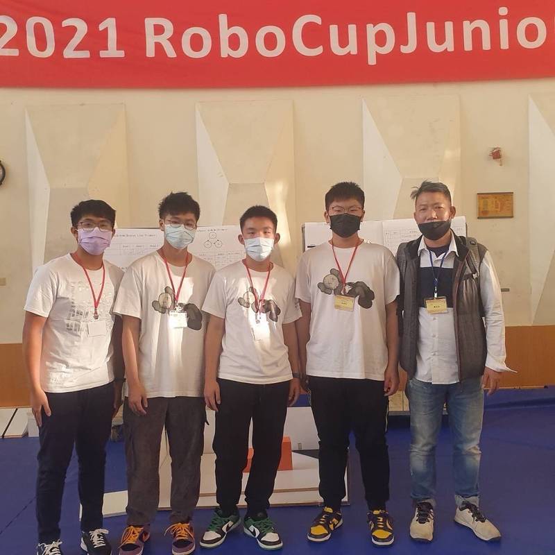 苗栗子弟羅梓桀、徐偉家、馮郁及陳睿騏，日前參加在高雄舉辦的2021 RoboCup Junior世界盃機器人台灣公開賽，奪下全國冠軍，取得明年在泰國舉辦的世界大賽資格。（記者彭健禮翻攝）