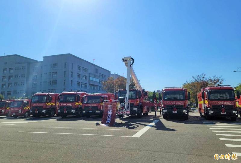 苗栗縣政府斥資1億多元，今年採購13輛消防車，為歷年之最，今天辦理啟用典禮。（記者彭健禮攝）
