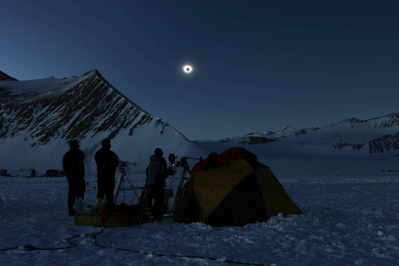 少数科学家、专家和观光客，特地付钱到南极洲亲眼见证2021年唯一一次日全食。（美联社）(photo:LTN)