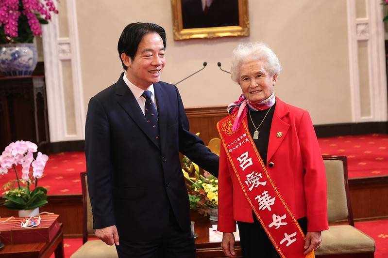 副總統賴清德今日上午接見「110年全國好人好事代表暨中華民國表揚好人好事運動協會幹部」，其中最年長、資深的善心人士是來自金門，高齡84歲的呂愛華阿嬤。（總統府提供）
