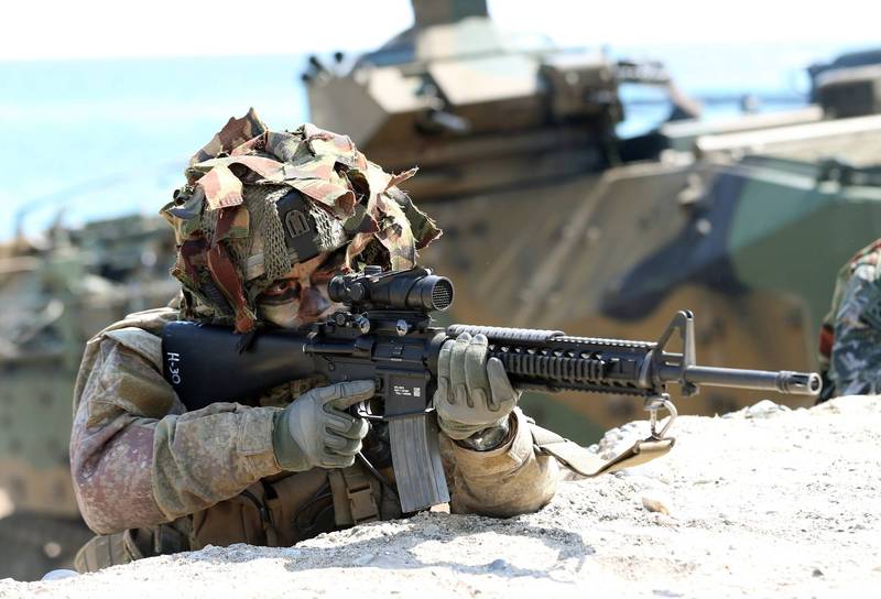 一名持枪的纽西兰士兵正在瞄准目标，此图摄于2016年，有60名纽西兰士兵参与了美国与南韩共同举办的军事演习。（欧新社资料照）(photo:LTN)