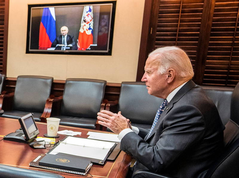 美國總統拜登（Joe Biden）7日與（Vladimir Putin）7日進行2個小時的視訊會談。（路透）