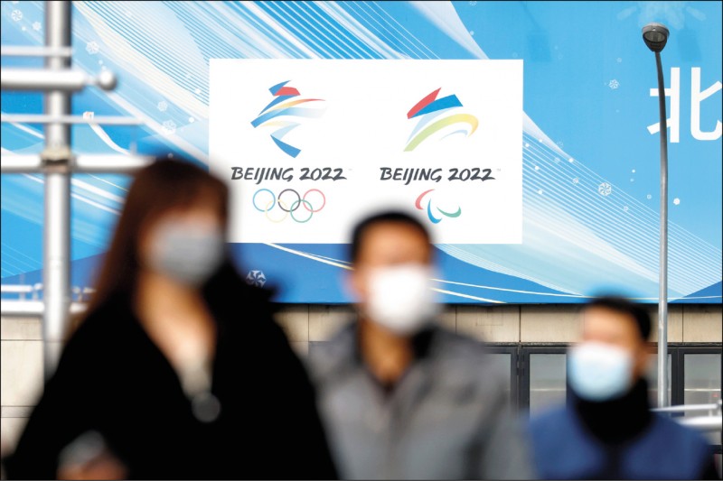 美國六日宣布外交抵制明年北京冬季奧運會，澳洲和英國等國紛紛跟進。圖為北京街頭的冬奧和帕奧標誌。（路透）