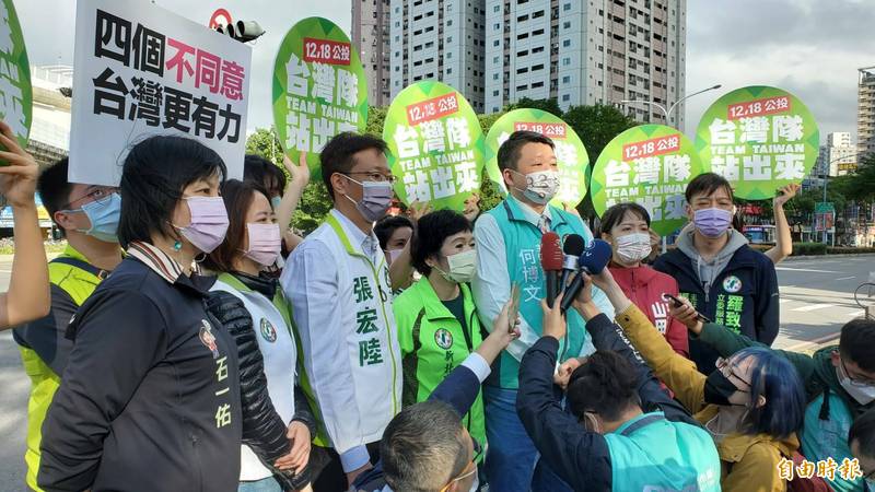 針對新北市長侯友宜至今未出席國民黨的公投宣講活動，民進黨新北市黨部主委何博文呼籲侯友宜考量新北市民的生命財產安全，堅決反對核四重啟與三接站遷建。 （記者賴筱桐攝）