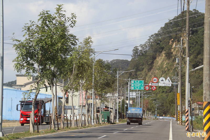 以120號縣道為本而打造的「浪漫台3線之丘陵水岸景觀大道」，沿線電桿最慢明年1月中下旬會全部移除，人手孔蓋也會同步下地。（記者黃美珠攝）