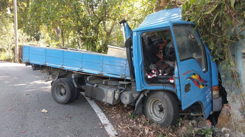 貨車行經竹崎鄉金獅村陡峭的產業道路，撞進廢棄廁所。（讀者提供）