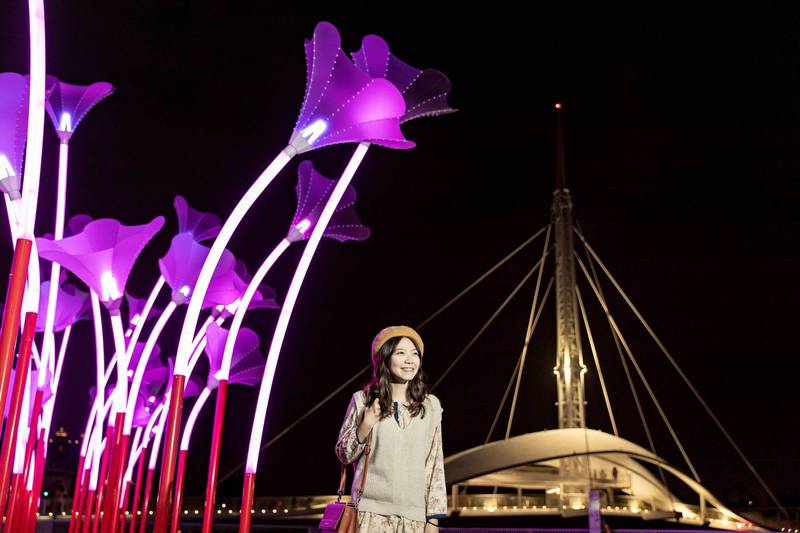 「巨人的夢幻花園」從白天、黃昏到夜晚的亮燈，都是極為夢幻的場景。（高雄市文化局提供）