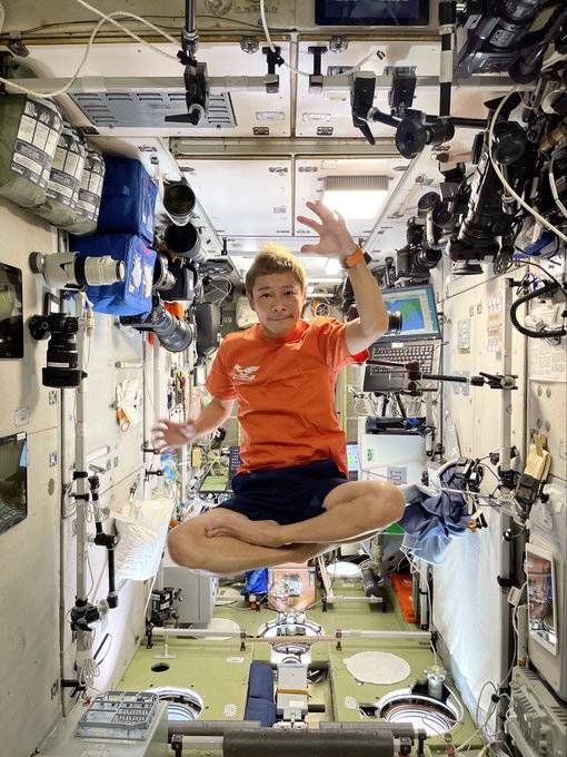 日本亿万富翁前泽友作在推特秀出自己在太空舱中活动的照片，引发大量网友转推。（撷取自推特）(photo:LTN)