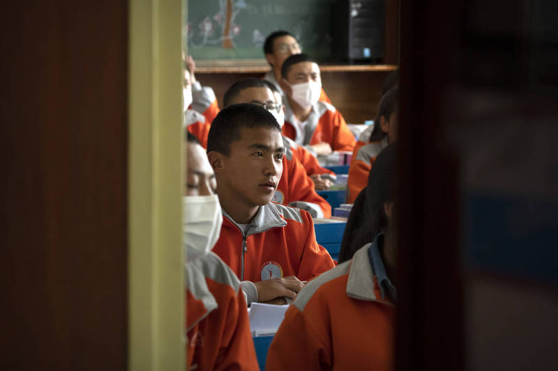 流亡藏人组织「西藏行动中心」指出，中国政府在西藏建立了庞大的「殖民寄宿制学校」制度。图为中国西部西藏自治区拉萨今年6月1日的第二高中教室，该学校为公立寄宿学校。（美联社）(photo:LTN)