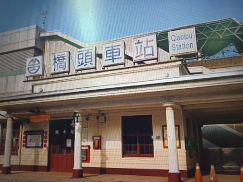 高雄市橋頭火車站今年6月間出現露鳥大叔。（取自google街景）