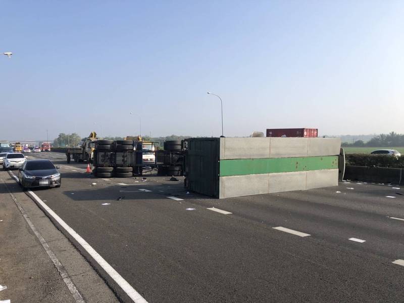 中山高大貨車與槽車翻覆。（國道公路警察局提供）