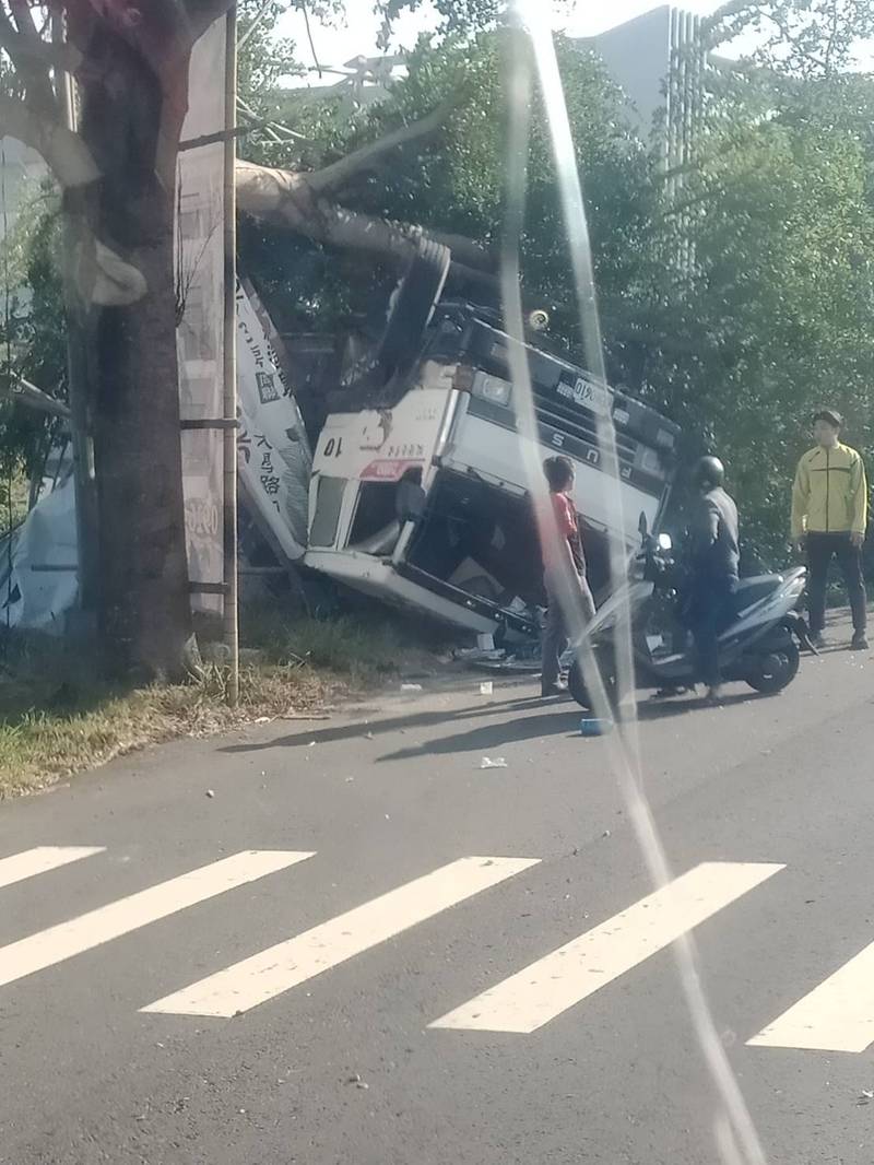 預拌混凝土車自撞電桿及路樹後翻覆，事故現場怵目驚心。（讀者提供）