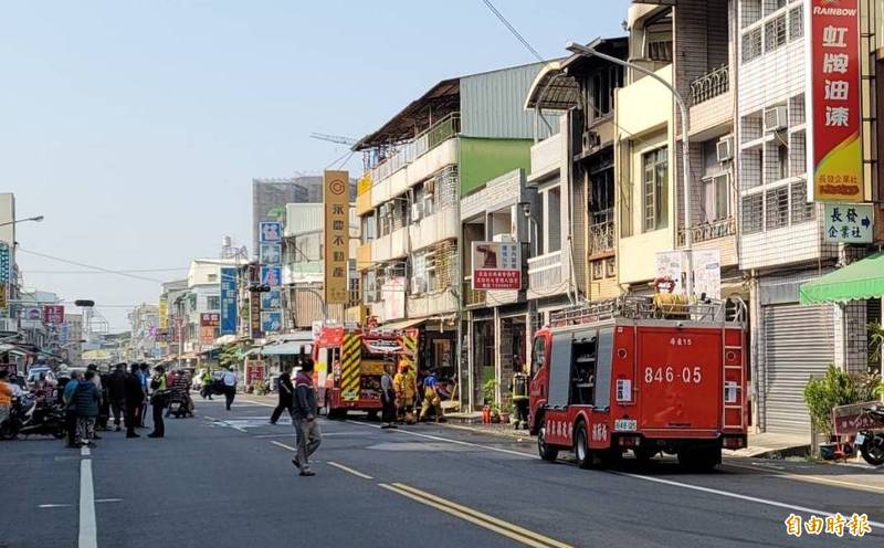 屏東市大埔忠孝路發生火警，警方封路救災。（記者葉永騫攝）