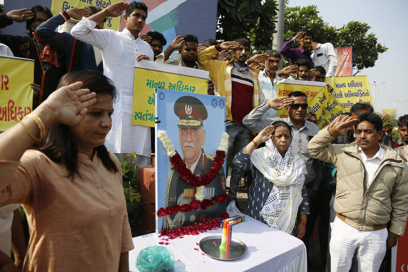 印度国防参谋长拉瓦特坠机身亡，10举行葬礼，民众向他的遗像致敬。（美联社）(photo:LTN)