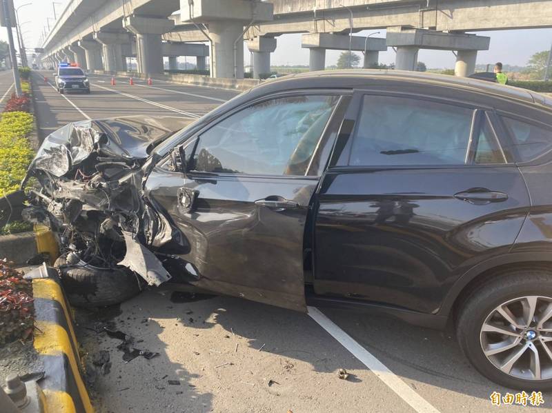 肇事車撞到計程車後失控衝到分隔島。（記者蔡宗勳攝）