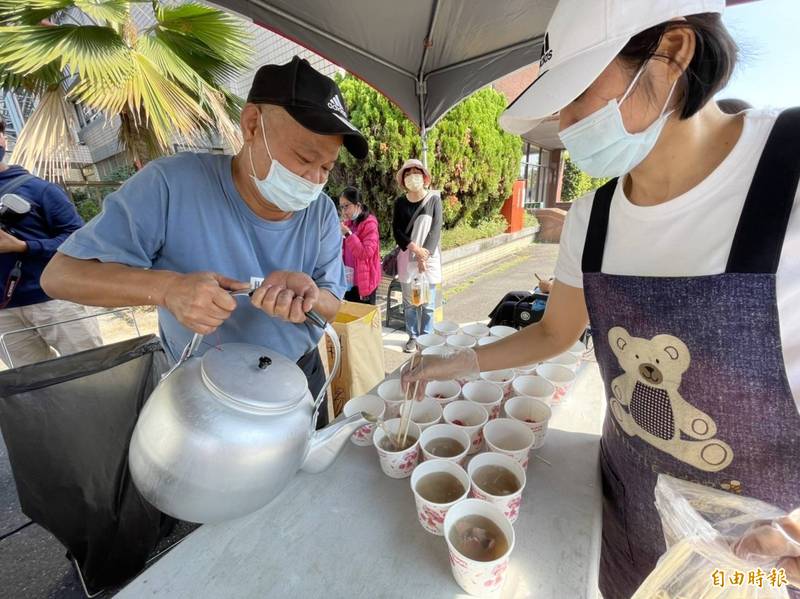 2021台南牛肉文化節今再度移師善化啤酒觀光工廠舉辦，祭出千份牛肉湯免費品嘗，業者一早也忙著準備牛肉湯。（記者萬于甄攝）