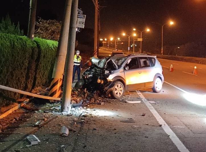 台1線苗栗縣通霄鎮路段，今天凌晨2點半許，發生小客車撞擊電桿事故，駕駛36歲陳姓男子當場失去生命跡象，經送醫搶救仍傷重不治。（圖由民眾提供）