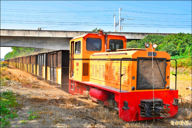 虎尾糖廠是全台唯一仍保留五分車載運甘蔗，製糖期吸引許多民眾來虎尾追火車。（記者黃淑莉攝）