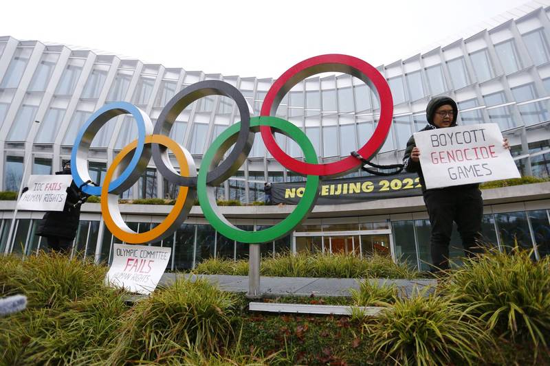 國際奧會瑞士總部前今（11）日有藏族學生團體將自身以鐵鍊綁在奧運五環裝置藝術上，呼籲國際抵制中國2022北京冬奧。（路透）