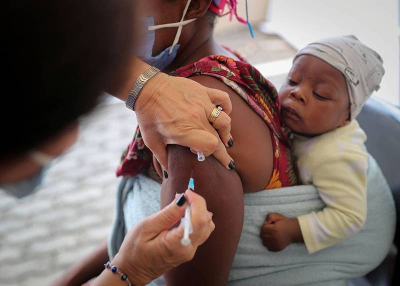 南非武肺疫情再現高峰，當局宣布明年1月啟動輝瑞疫苗追加接種作業，另將擇期擴大施打嬌生疫苗加強針。（路透）