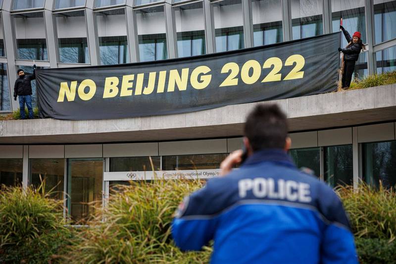 学生们拉起「向2022北京（冬奥）说不」黑布条。（法新社）(photo:LTN)