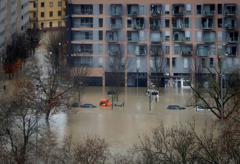 西班牙連日暴雨已釀嚴重洪災，大批房舍及汽車遭滾滾洪水吞噬，已知造成至少1人死亡，財損難以計數。（歐新社）