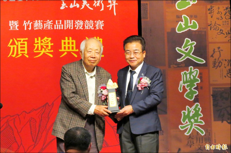 南投縣文化局長林榮林（右），將玉山美術貢獻獎頒給92歲高齡畫家孫少英（左）。（記者張協昇攝）
