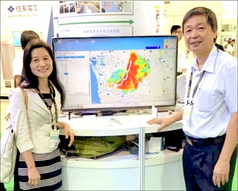 淡江大學水環系教授張麗秋（左），研發設置完成雲林縣智慧城市淹水預報系統。（張麗秋提供）