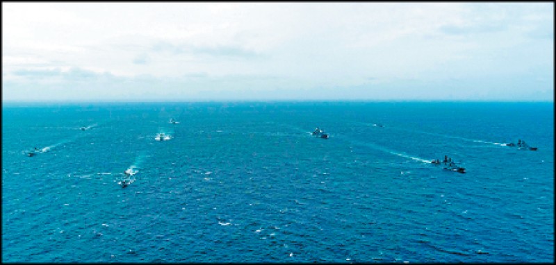 今年十月十四日到十七日，中俄举行海上联合演习，演练对海射击、编队防空、联合反潜等课目，这类行动对于封锁台湾和对抗驰援台湾的美国海军部队都是必要的。图为中俄舰艇编队在西太平洋联合巡航。（取自网路）(photo:LTN)
