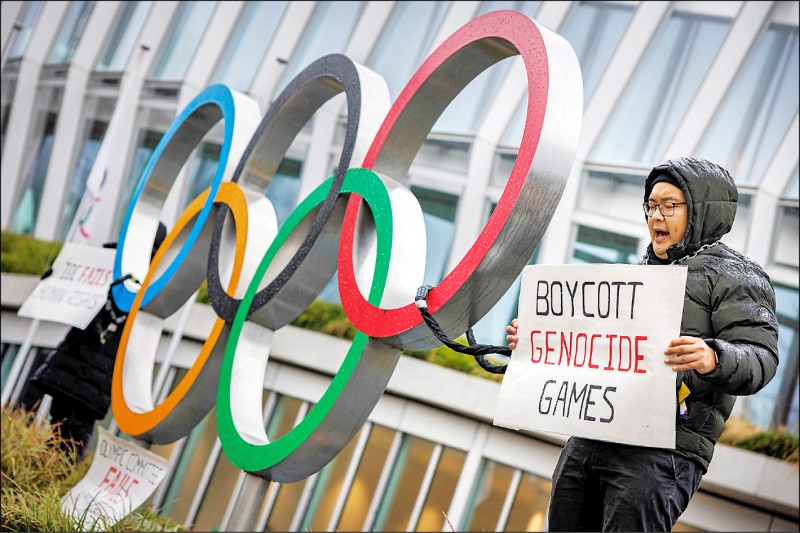 兩名西藏學生11日在位於瑞士洛桑的國際奧委會總部外以鐵鍊將自己與奧運5環標誌鍊住，痛批北京冬奧是「種族滅絕奧運」並呼籲國際社會抵制。（法新社）