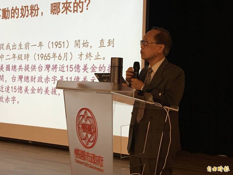 知名台灣史專家李筱峰舉辦「小瘋人生」新書講唱會，以講唱方式說明台灣歷史。（記者謝武雄攝）