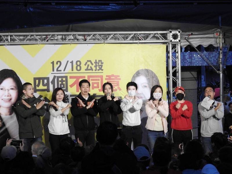 公投倒數6天，民進黨各地展開公投街頭說明會，台北市議員吳沛憶在萬華舉辦座談。（吳沛憶提供）