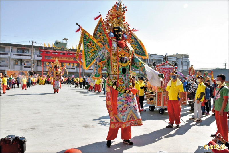 五股十八庄頭的陣頭昨天在下埤頭六房媽紅壇大會師。（記者黃淑莉攝）