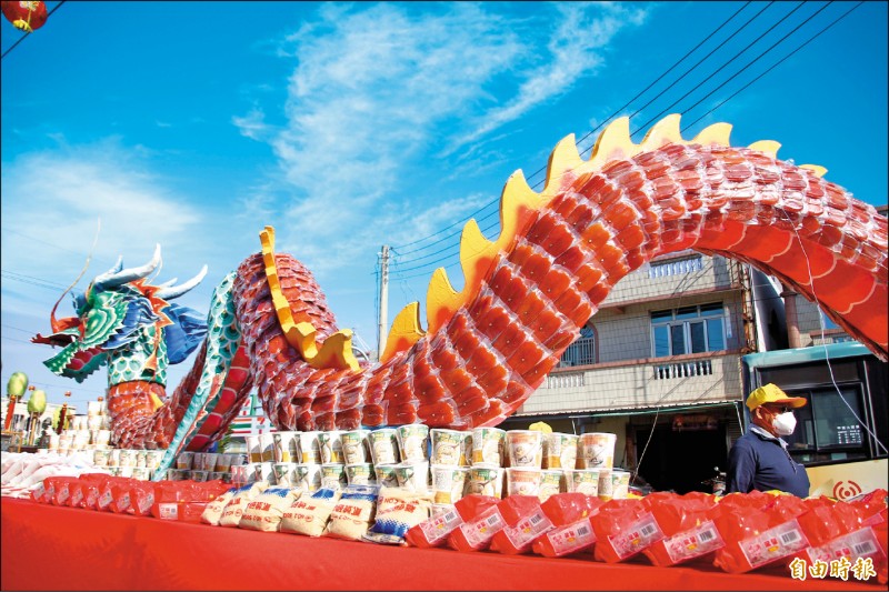 東石鄉永屯村永靈宮建醮，餐廳業者使用近一千三百片烏魚子製作的神龍，造價超過五十萬元，相當吸睛。（記者林宜樟攝）