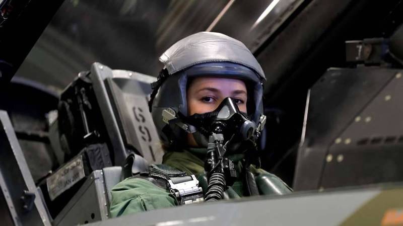 英格麗公主英姿颯爽，登上F-16戰機。（翻攝自挪威國防軍官網）