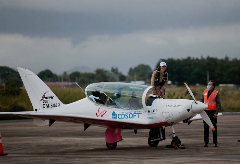 19歲少女飛行員羅瑟福德獨駕「鯊魚」超輕型飛機環遊世界，11日抵達她在亞洲行的第一站南韓。（法新社）