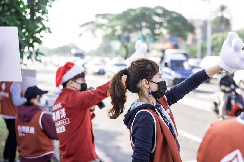 前空姐黃敬雅跟隨台灣基進上街頭宣講四個不同意。（記者王榮祥翻攝）