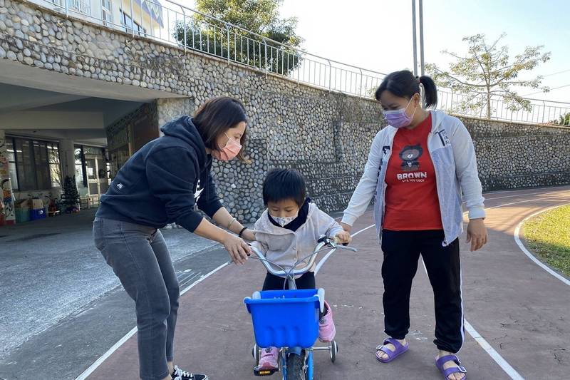 慢飛天使坐困山區，伊甸基金會甲仙早療資源服務據點教保老師李淑萍（左）上山提供到宅療育服務。（伊甸基金會旗山早療中心提供）