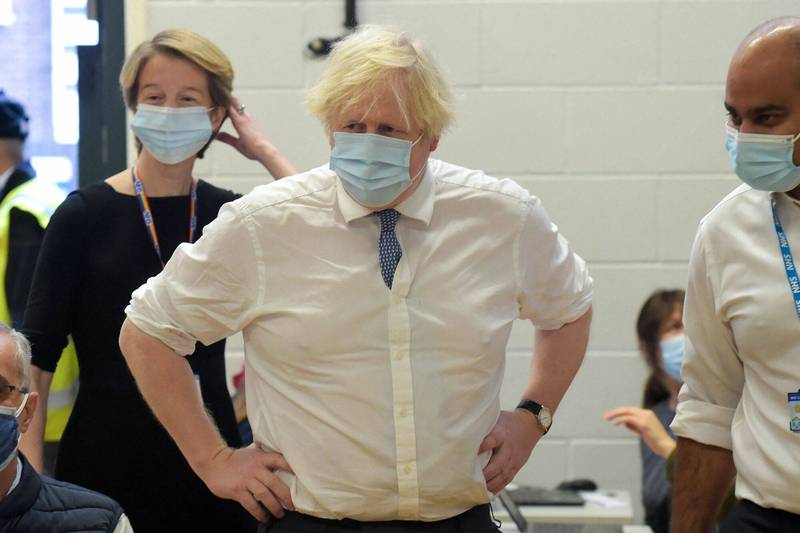 英國首相強森週一（13日）證實，英國至少有1人因感染武肺變種病毒株Omicron而病逝。 （法新社）