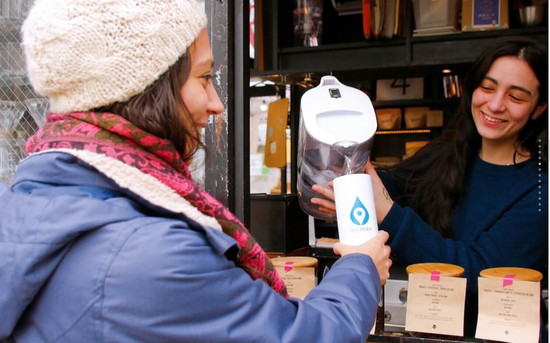日本混血正妹麥克提爾（Mariko McTier，左）共同成立的新創公司「我的水」（Ｍymizu），以「飲用水」地圖為核心概念，結合公共生飲設施及環境友善店家，畫出都市飲用水網路，希望能夠以此鼓勵日本民眾重複使用塑膠瓶或使用環保容器。（圖擷取自Mymizu官網）