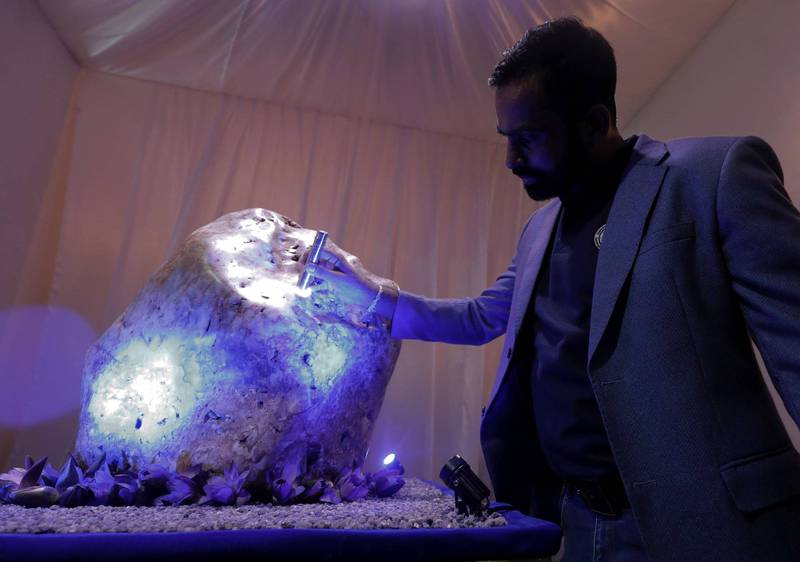 斯里蘭卡官方今（13）日展出一顆重達310公斤的藍寶石原石，並對外號稱是「世界上最大的天然藍寶石」。（路透）