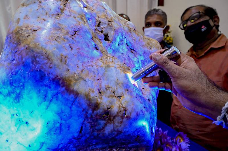 當地寶石專家鑑定稱，這是世上最罕見的寶石種類──藍寶石（sapphire）原石，重達310公斤，是世界上最大的天然藍寶石，但目前未有國際專家到場認證。（法新社）