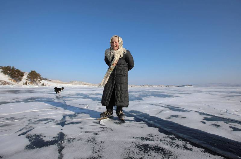 俄罗斯79岁超狂阿嬷莫瑞科多娃，入冬后每天用父亲土炮自制的绳绑「熘冰鞋」横渡结冰湖，冰上技术惊人。（法新社）(photo:LTN)