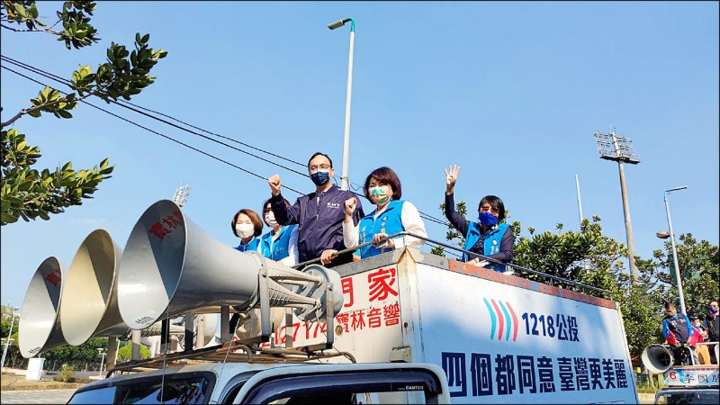 國民黨主席朱立倫、副主席黃敏惠昨一同在嘉義市車隊掃街、宣講公投。（記者王善嬿攝）