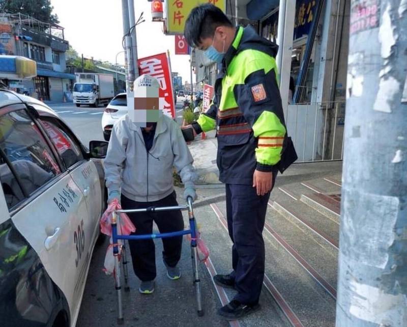 警方以警車載送老翁返家。（圖由警方提供）