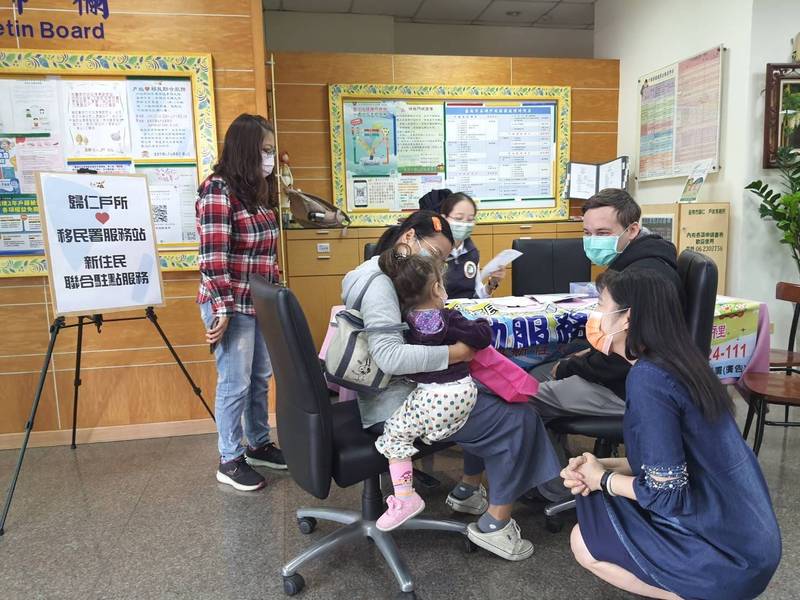 台南歸仁戶政事務所以移民署台南市第二服務站合作，為新住民朋友辦理聯合駐點服務。（歸仁戶政提供）