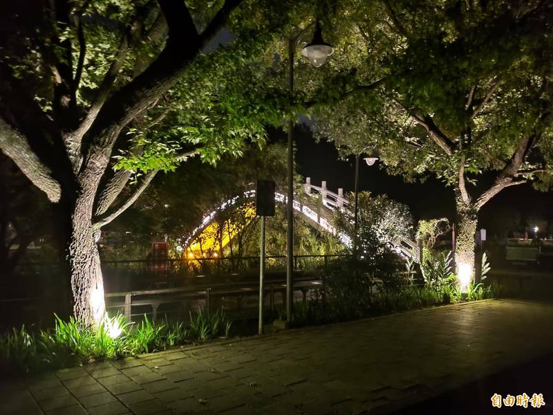 新竣工的「慈湖園區營造夜間景觀照明設備統包工程」，越夜越美麗。（記者李容萍攝）